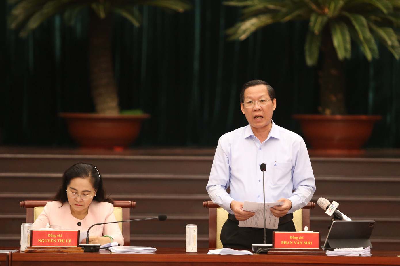 Chủ tịch UBND TPHCM Phan Văn Mãi trao đổi tại hội nghị.