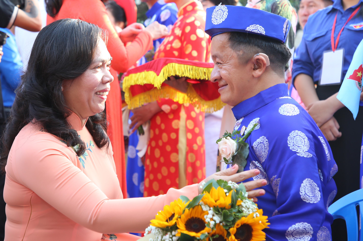 Chủ tịch Hội Nông dân TPHCM Nguyễn Thanh Xuân chúc mừng hạnh phúc hai anh chị.