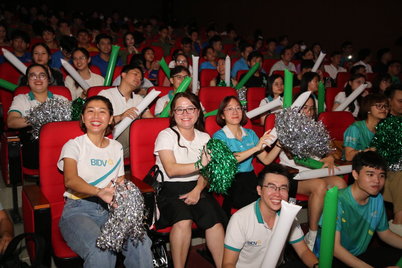 Bạn trẻ đến cổ vũ các thí sinh tranh tài. Bạn trẻ đến cổ vũ các thí sinh tranh tài.