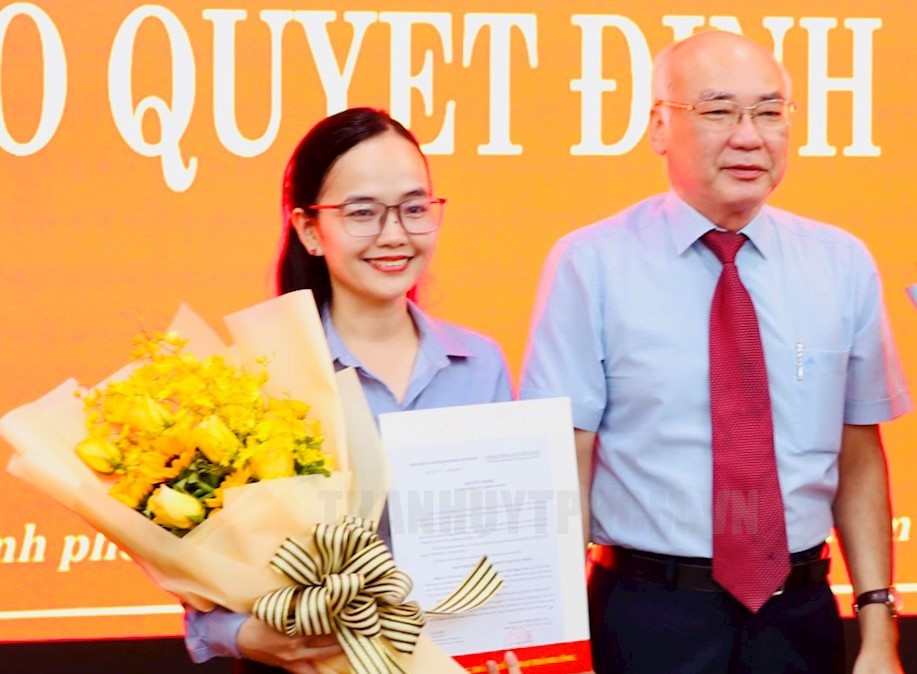 Trưởng ban Tuyên giáo Thành ủy TPHCM Phan Nguyễn Như Khuê trao quyết định bổ nhiệm cho chị Ông Thị Ngọc Linh. Ảnh: Thành ủy TPHCM Trưởng ban Tuyên giáo Thành ủy TPHCM Phan Nguyễn Như Khuê trao quyết định bổ nhiệm cho chị Ông Thị Ngọc Linh. Ảnh: Thành ủy TPHCM