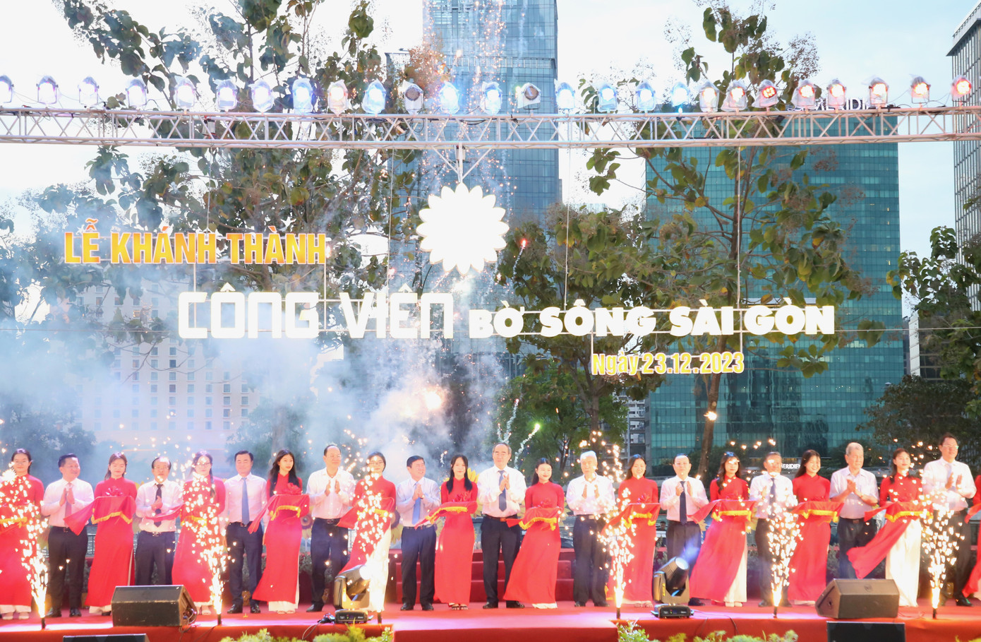 Các lãnh đạo, nguyên lãnh đạo TPHCM, Thủ Đức cắt băng khánh thành giai đoạn 1 Công viên bờ sông Sài Gòn.