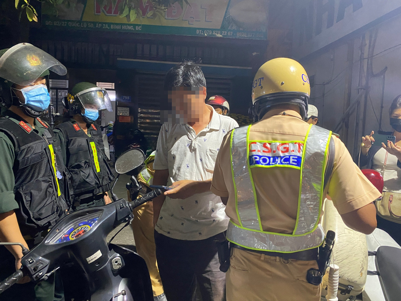 Ông M. (áo trắng) tại chốt kiểm tra. Ông M. (áo trắng) tại chốt kiểm tra.