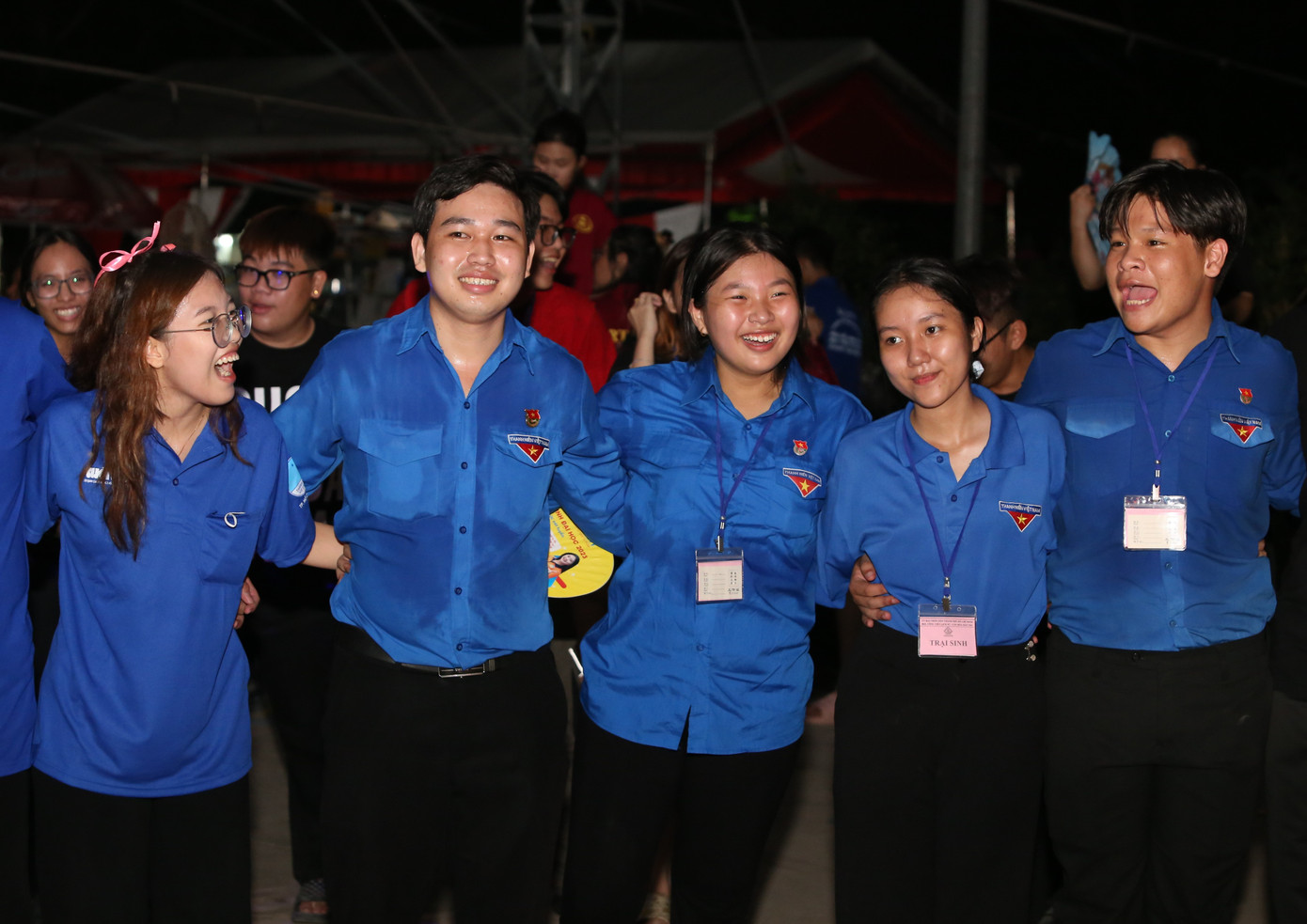 Vai kề vai, tay nối tay, các bạn trẻ &quot;quẩy&quot; hết mình trong từng hoạt động của hội trại.