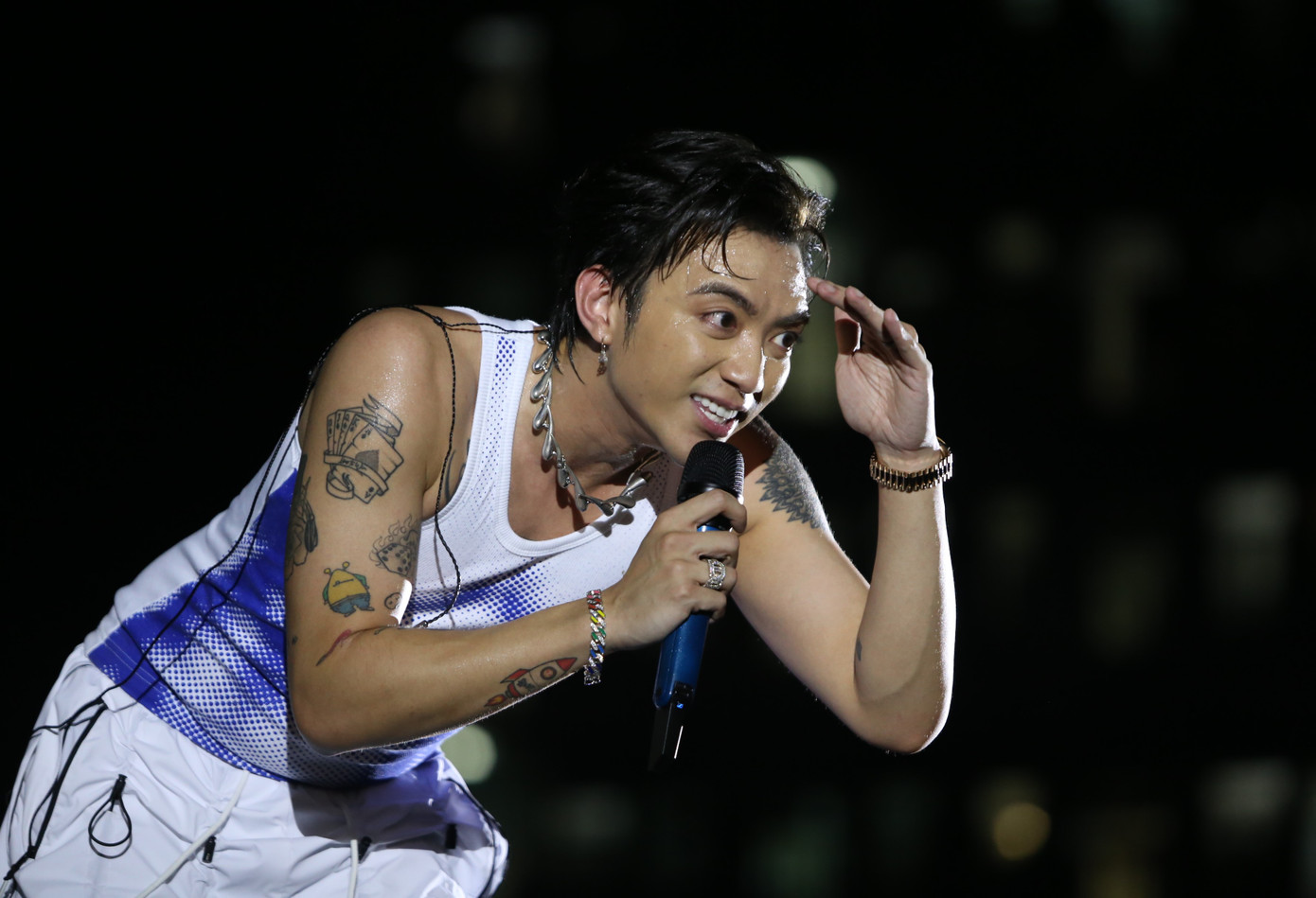 Nam ca sĩ thể hiện giọng hát cùng phong cách biểu diễn trẻ trung.