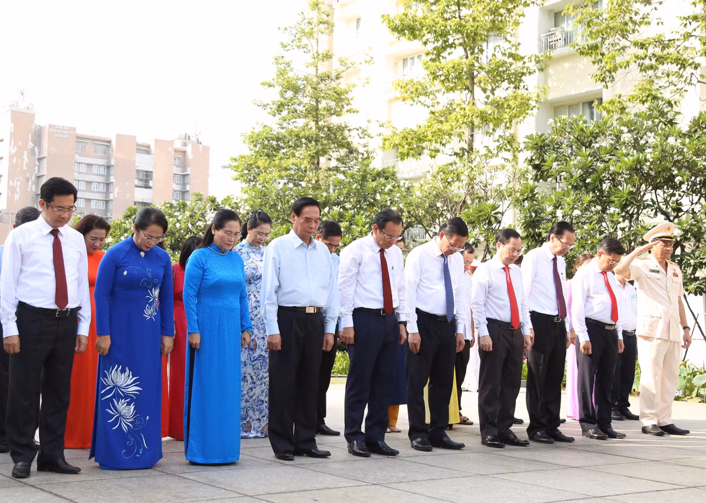 Đoàn đại biểu TPHCM dâng hoa, mặc niệm tưởng nhớ Chủ tịch Hồ Chí Minh tại Công viên Tượng đài Chủ tịch Hồ Chí Minh.