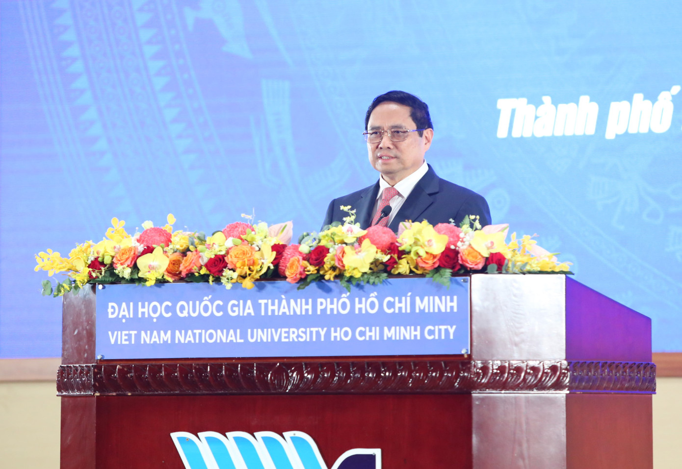 Thủ tướng Phạm Minh Chính trò chuyện, chia sẻ với các bạn học sinh sinh viên.