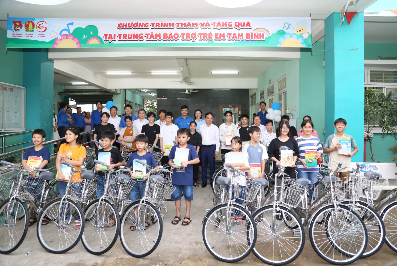Dịp này, đoàn công tác đã trao tặng 186 phần quà, 20 xe đạp và 5 xe lăn cho các em thiếu nhi.