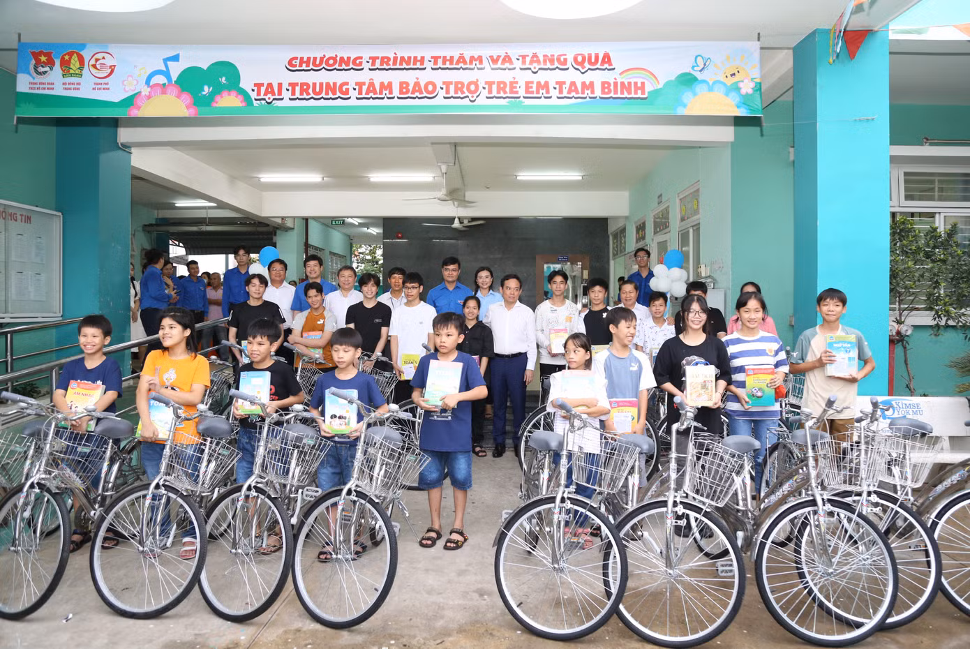 Dịp này, đoàn công tác đã trao tặng 186 phần quà, 20 xe đạp và 5 xe lăn cho các em thiếu nhi. Dịp này, đoàn công tác đã trao tặng 186 phần quà, 20 xe đạp và 5 xe lăn cho các em thiếu nhi.