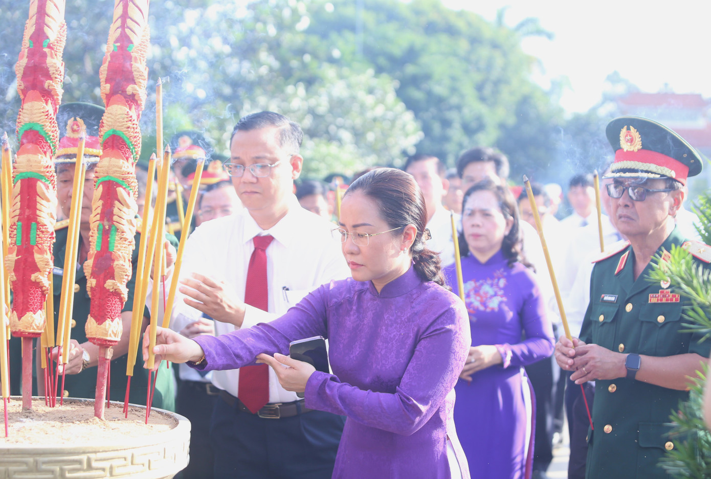Cán bộ lãnh đạo TPHCM thành kính dâng lên anh linh các bậc tiền nhân, Anh hùng liệt sĩ những nén hương thơm tỏ lòng biết ơn đối với những cống hiến to lớn của các thế hệ đi trước.