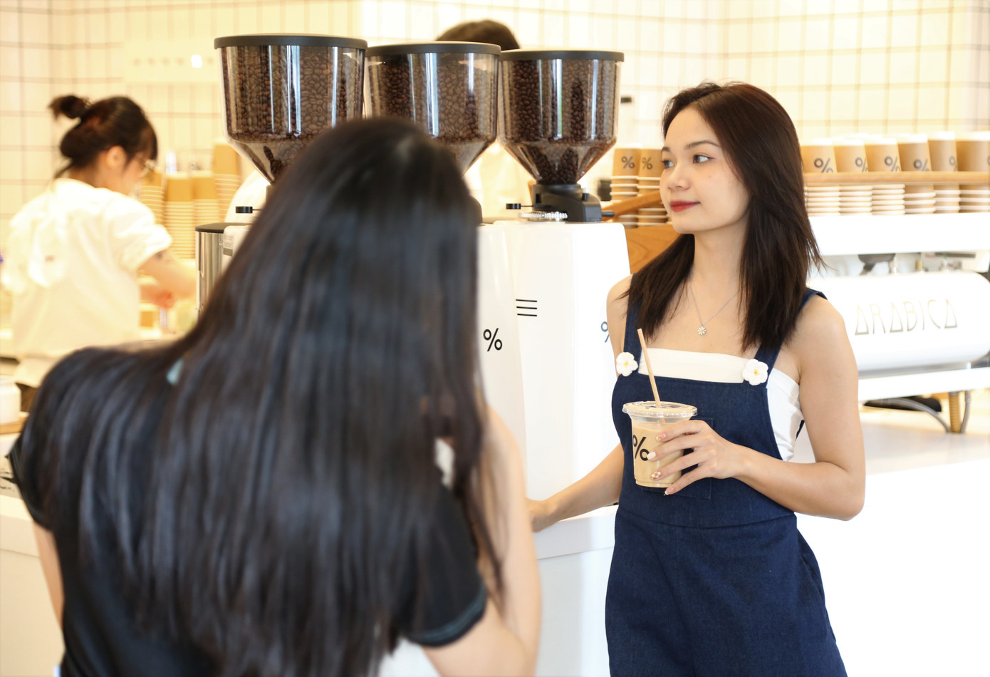 Một bạn trẻ Việt "thả dáng" chụp ảnh bên quầy pha chế cà phê. Một bạn trẻ Việt "thả dáng" chụp ảnh bên quầy pha chế cà phê.