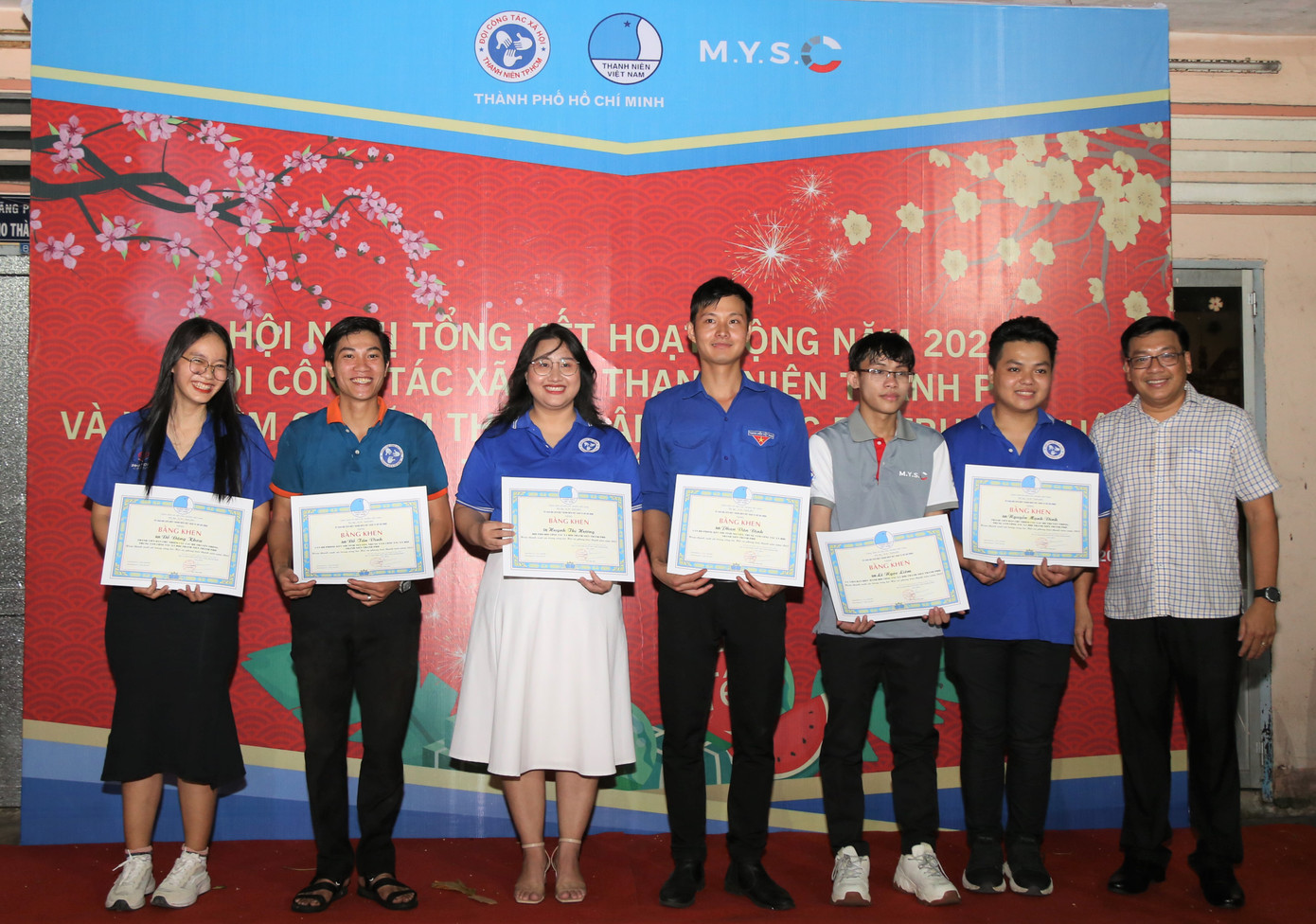 Giám đốc Trung tâm CTXH thanh niên TPHCM Dương Ngọc Tuấn (bìa phải) trao giấy khen cho các bạn tình nguyện viên tiêu biểu.