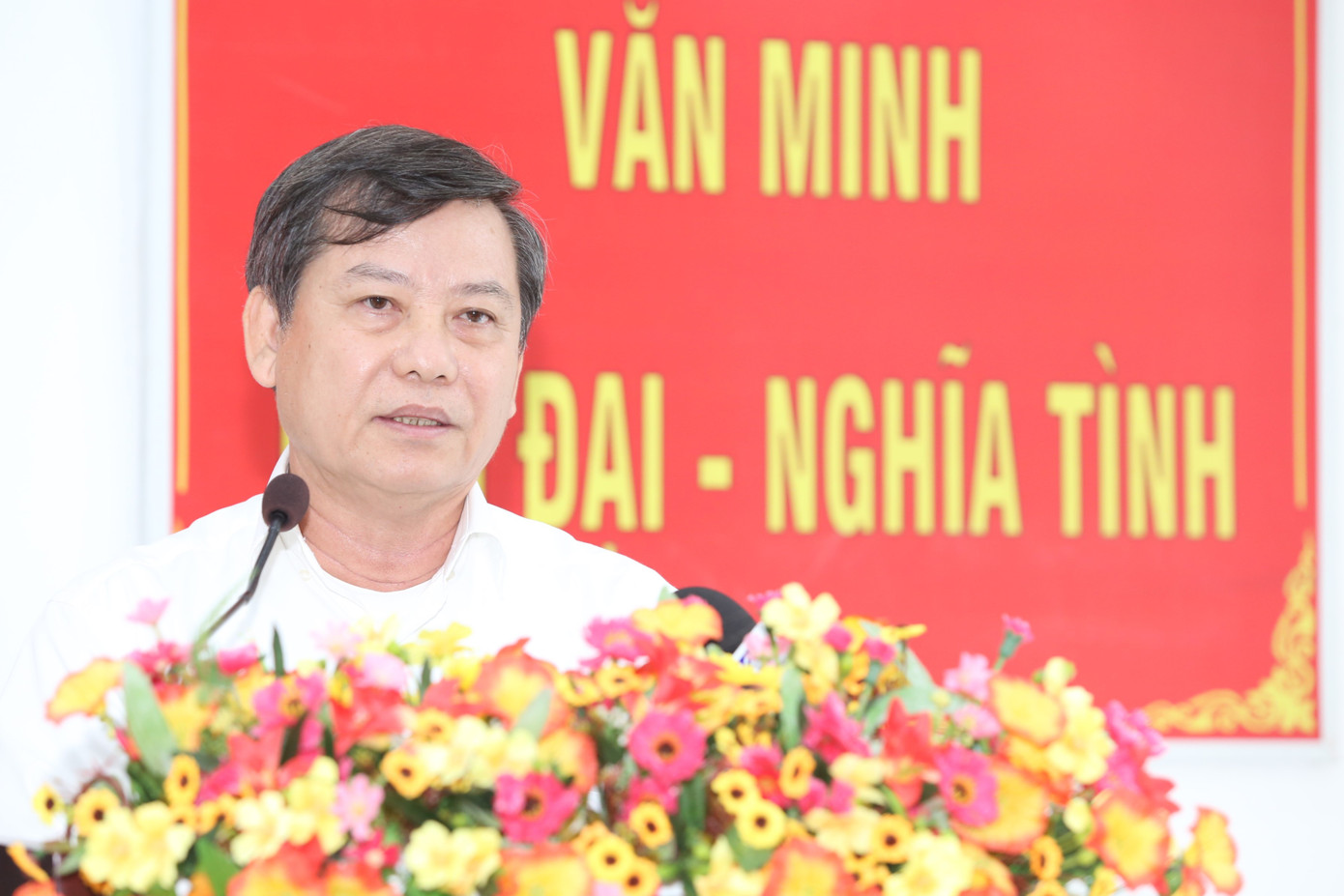 ĐBQH Lê Minh Trí trao đổi với cử tri.