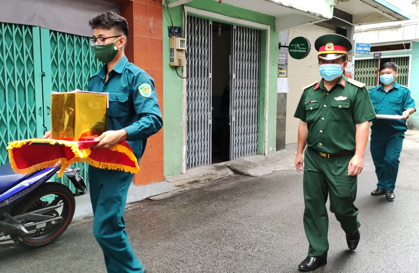 Cán bộ, chiến sĩ thực hiện bàn giao tro cốt người mất do COVID-19 đến các thân nhân trong những ngày dịch bệnh diễn biến phức tạp. Ảnh: Ngô Tùng