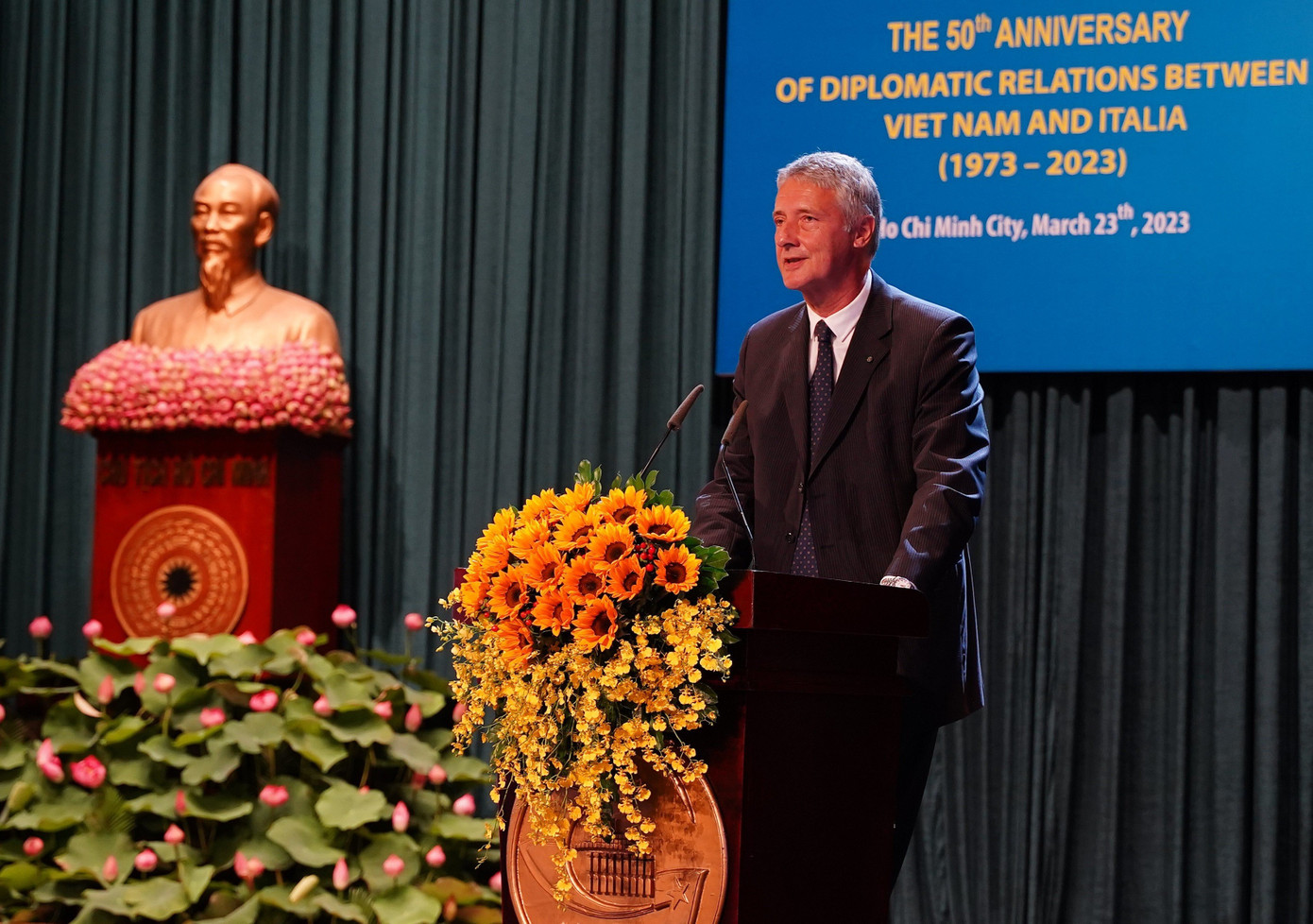 Ông Enrico Padula phát biểu tại chương trình kỷ niệm 50 năm quan hệ Việt Nam - Italia. Ảnh: Quang Sung.