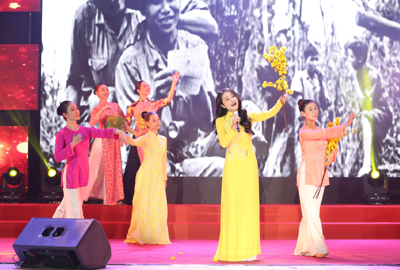 Những khúc hát mang âm hưởng mùa xuân gợi nhắc không khí, hơi xuân đang về gần.