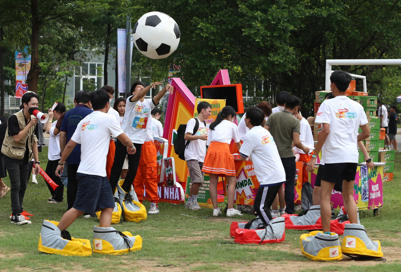 Trong khuôn khổ Uni tour, các bạn trẻ còn có dịp thử sức bền, rèn luyện thể chất với các bộ môn, sân chơi thể lực khác như đá bóng với đôi chân mang giày &quot;khổng lồ&quot;, lắp ghép hình ảnh trong tư thế bị kéo ngược...