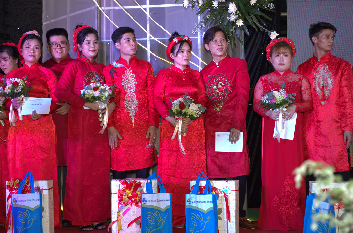 Mỗi cặp đôi được nhận nhiều món quà mừng. Mỗi cặp đôi được nhận nhiều món quà mừng.