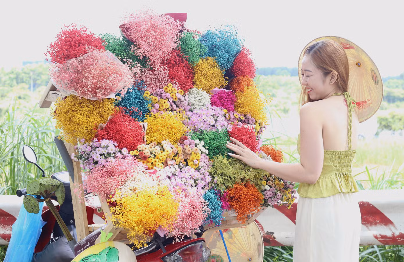 Xuất phát từ những chiếc xe hoa đậm chất thu Hà Nội, loại hình xe hoa này đã "đổ bộ" đến nhiều tỉnh, thành trong cả nước, trong đó có TPHCM.