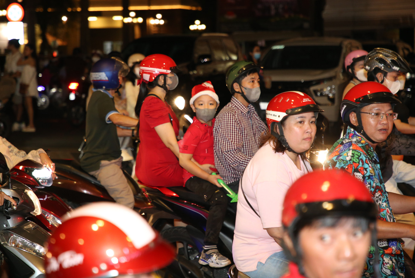 Nhiều tuyến đường khu vực trung tâm như Đồng Khởi, Lê Lợi, Nguyễn Huệ, Lê Duẩn,...đông nghịt. Nhiều bạn trẻ khoác lên mình những bộ cánh, phụ kiện hot trend để hòa vào dòng lễ hội sôi động cuối năm. Nhiều tuyến đường khu vực trung tâm như Đồng Khởi, Lê Lợi, Nguyễn Huệ, Lê Duẩn,...đông nghịt. Nhiều bạn trẻ khoác lên mình những bộ cánh, phụ kiện hot trend để hòa vào dòng lễ hội sôi động cuối năm.