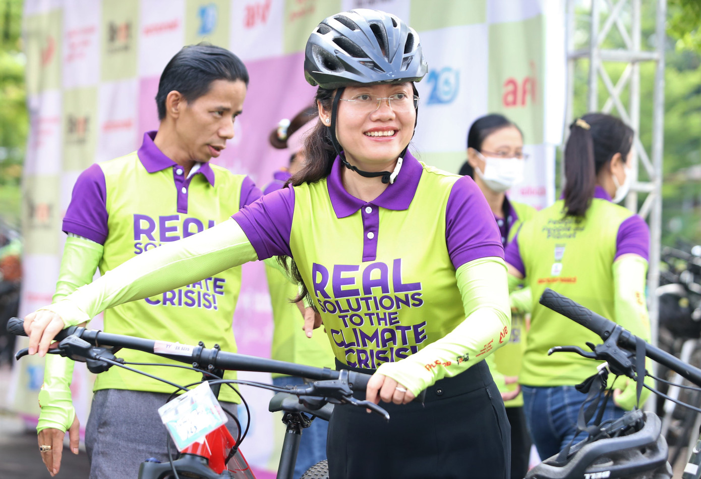 Bà Lê Thị Ngọc Dung, Phó Chủ tịch UBND quận Bình Tân hào hứng đạp xe cùng các bạn trẻ. Bà khẳng định, thanh niên là lực lượng quan trọng trong đổi mới, sáng tạo và thúc đẩy những thay đổi tích cực trong xã hội. Trong thời gian qua, UBND quận Bình Tân đã cùng Ban Quản lý Chương trình hỗ trợ phát triển quận triển khai các hoạt động nhằm tăng cường vai trò của thanh niên trong bảo vệ môi trường, thích ứng với biến đổi khí hậu và phát triển kinh tế xã hội bền vững.