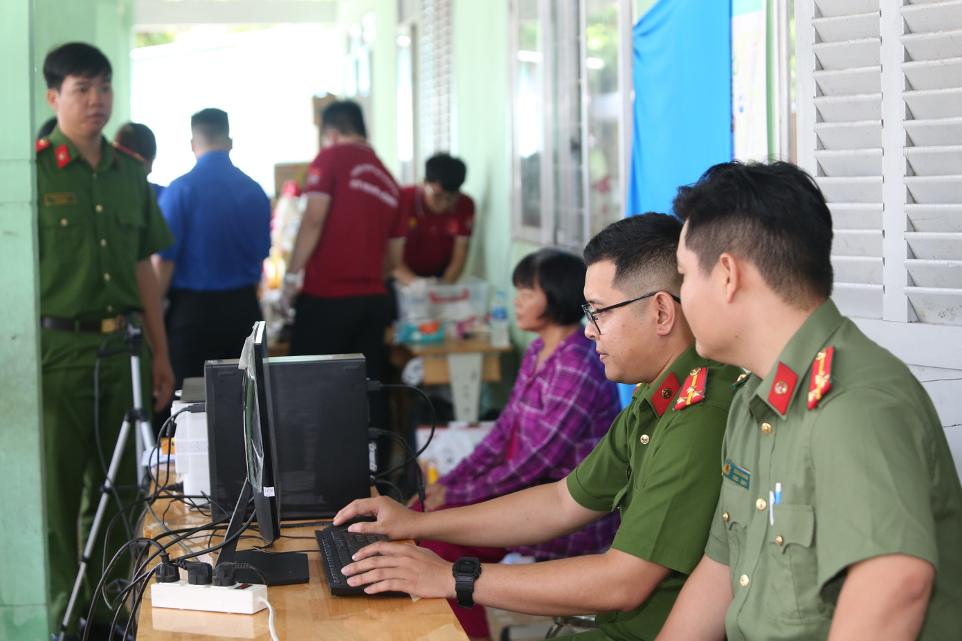 Cán bộ chiến sĩ công an dành ngày Chủ nhật thực hiện nhiệm vụ "phủ xanh" mã định danh điện tử cho người dân. Cán bộ chiến sĩ công an dành ngày Chủ nhật thực hiện nhiệm vụ "phủ xanh" mã định danh điện tử cho người dân.