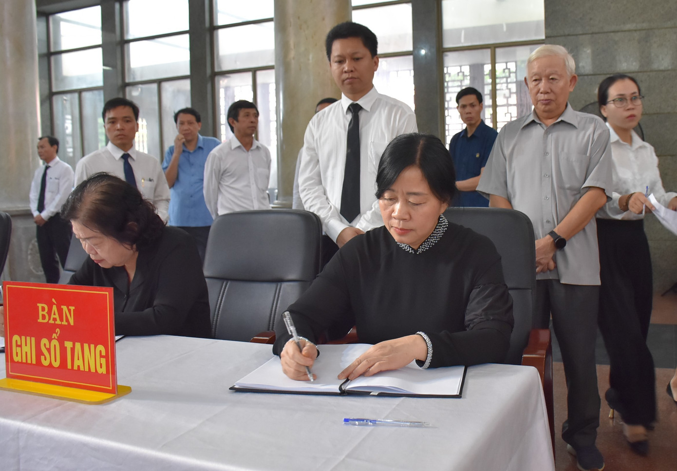 Bí thư Trung ương Đảng, Trưởng ban Dân vận Trung ương Bùi Thị Minh Hoài viết sổ tang tưởng nhớ GS Trần Hồng Quân. Bí thư Trung ương Đảng, Trưởng ban Dân vận Trung ương Bùi Thị Minh Hoài viết sổ tang tưởng nhớ GS Trần Hồng Quân.