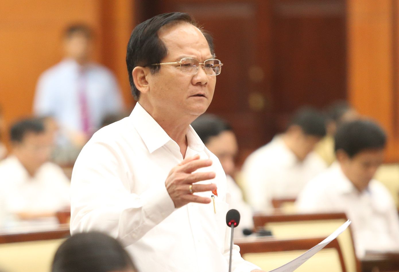 Đại biểu Trần Văn Khuyên nêu ý kiến tại phiên thảo luận. Ảnh: Ngô Tùng