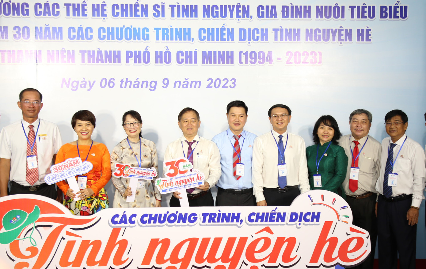 Các thế hệ chiến sĩ tình nguyện, thành viên Ban Chỉ huy các chương trình, chiến dịch tình nguyện hè vui mừng ngày hội ngộ. Các thế hệ chiến sĩ tình nguyện, thành viên Ban Chỉ huy các chương trình, chiến dịch tình nguyện hè vui mừng ngày hội ngộ.