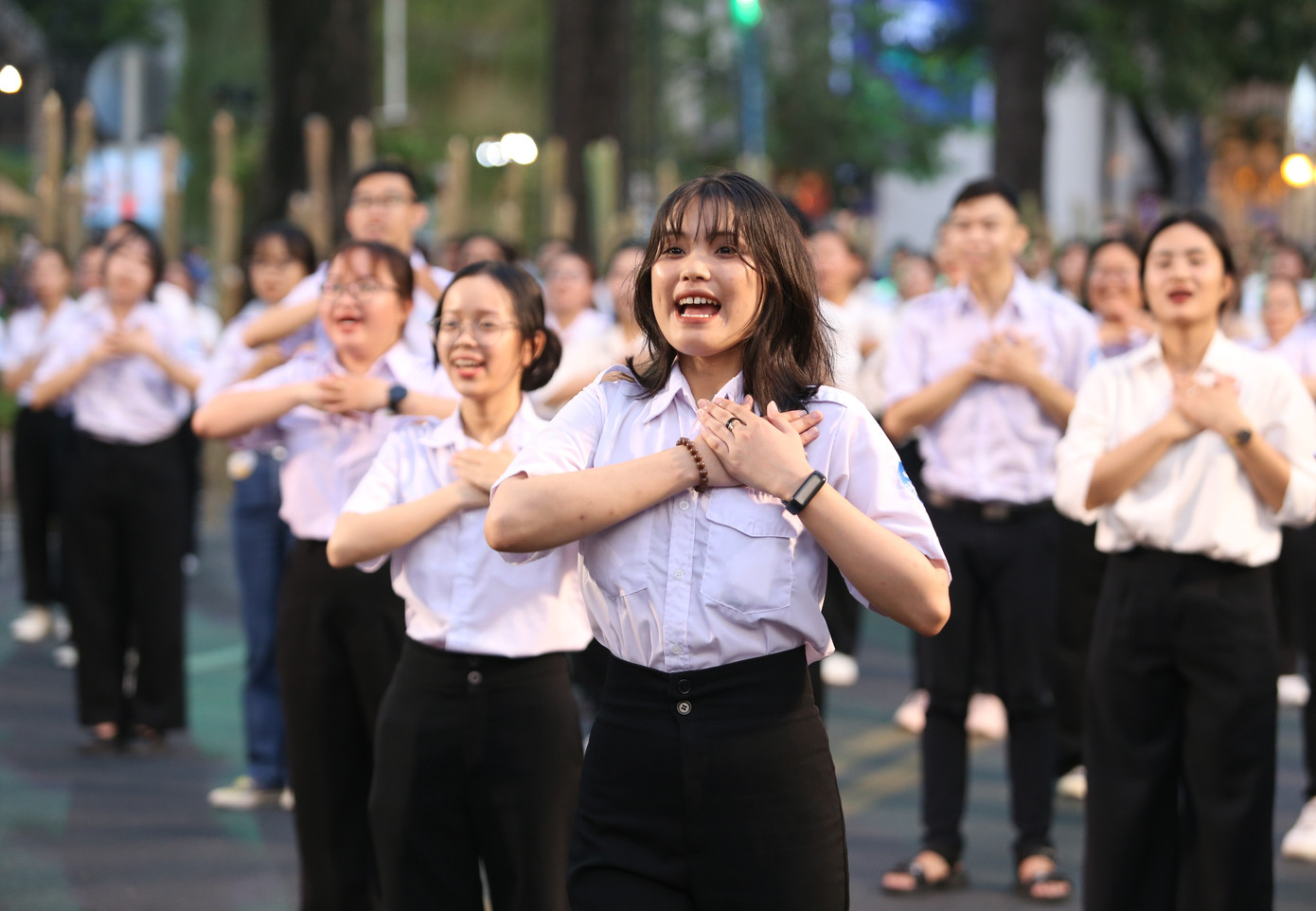 ... và hòa nhịp trong giai điệu sôi nổi của ca khúc "Khát vọng sinh viên Việt Nam", "Hát mãi bài ca sinh viên Thành phố Bác".