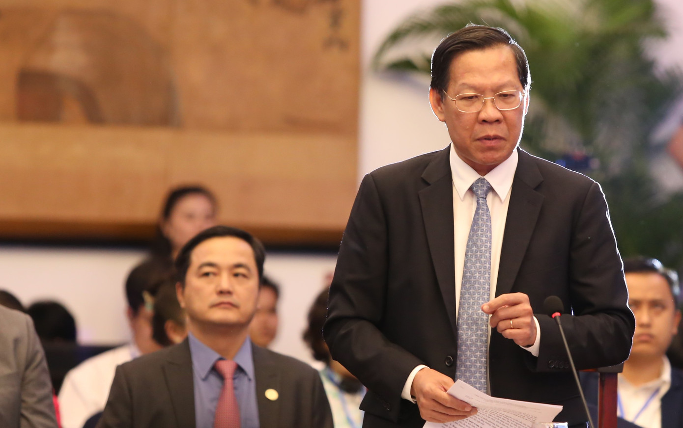 Chủ tịch UBND TPHCM Phan Văn Mãi phát biểu kết luận sau khi lắng nghe các ý kiến đóng góp của chuyên gia, lãnh đạo các tập đoàn kinh tế quốc tế và trong nước. Ảnh: Ngô Tùng