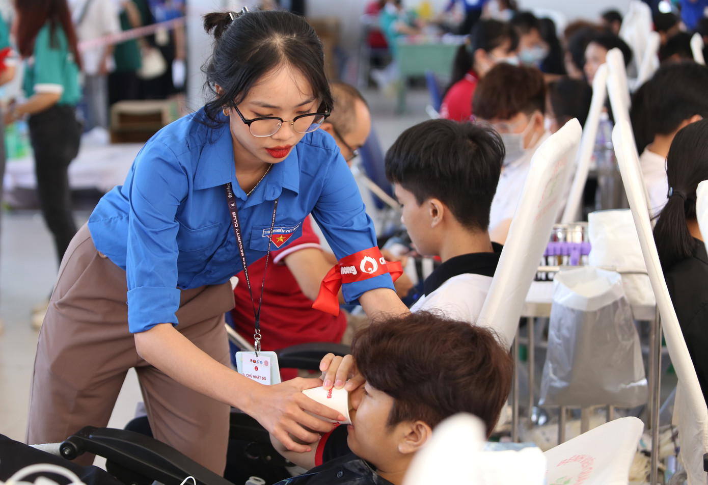 Nữ tình nguyện viên năng nổ hỗ trợ các bạn sinh viên tham gia ngày hội Chủ nhật Đỏ. Nữ tình nguyện viên năng nổ hỗ trợ các bạn sinh viên tham gia ngày hội Chủ nhật Đỏ.