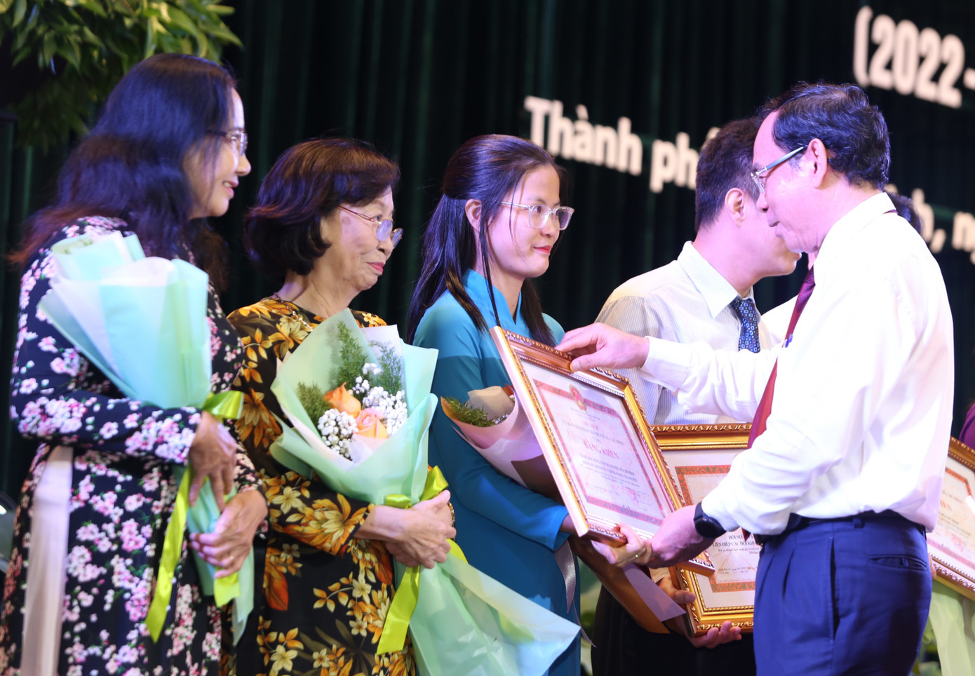 Bí thư Thành ủy TPHCM Nguyễn Văn Nên trao Bằng khen của UBND TPHCM tuyên dương các điển hình học tập và làm theo Bác.