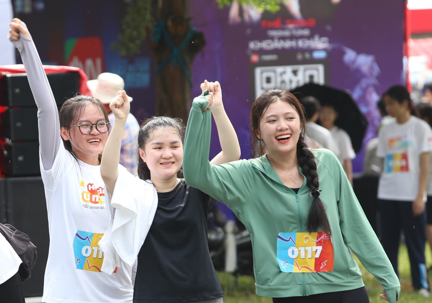 Nữ cổ động viên &quot;tiếp lửa&quot; các chân chạy.