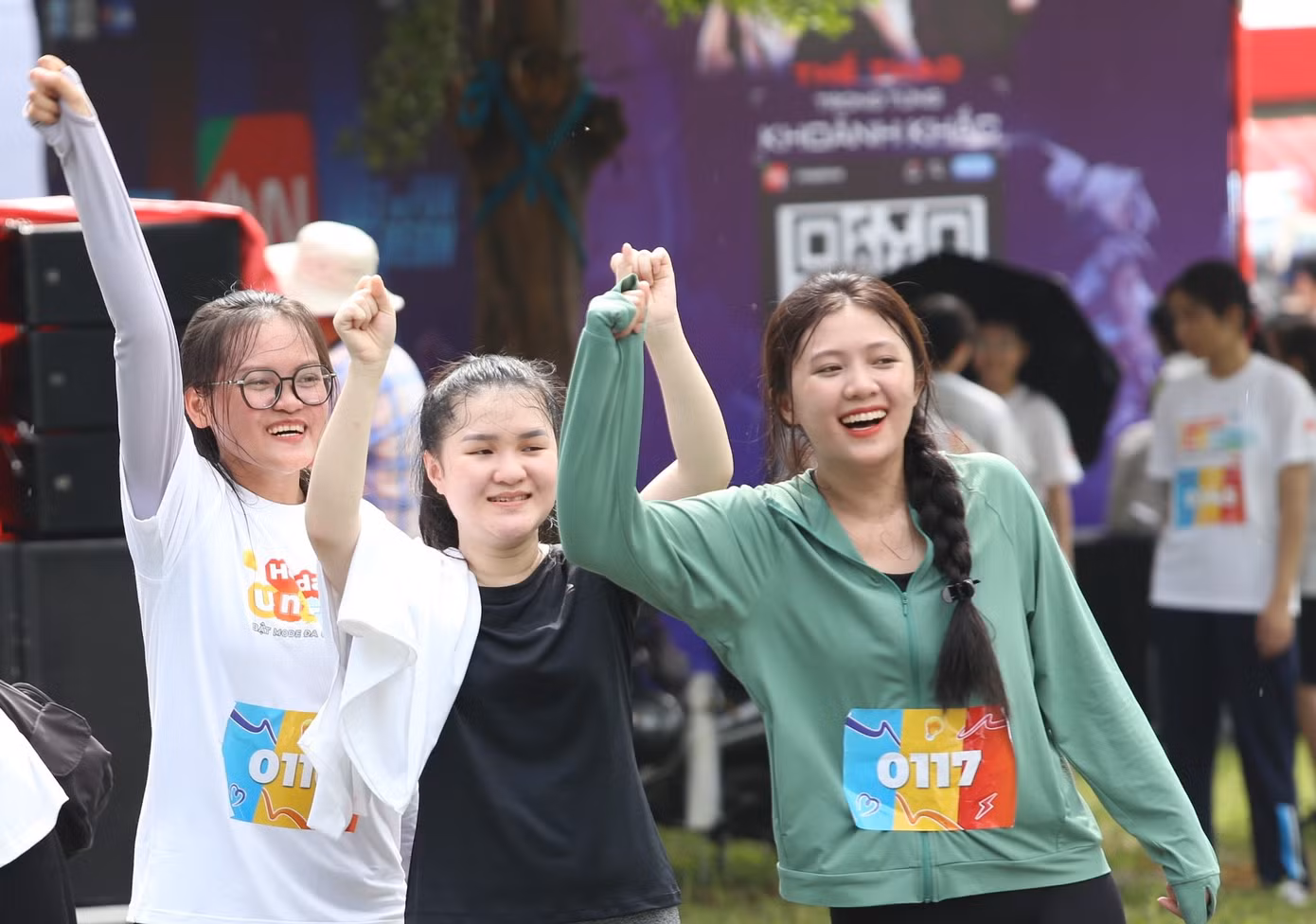 Nữ cổ động viên "tiếp lửa" các chân chạy.
