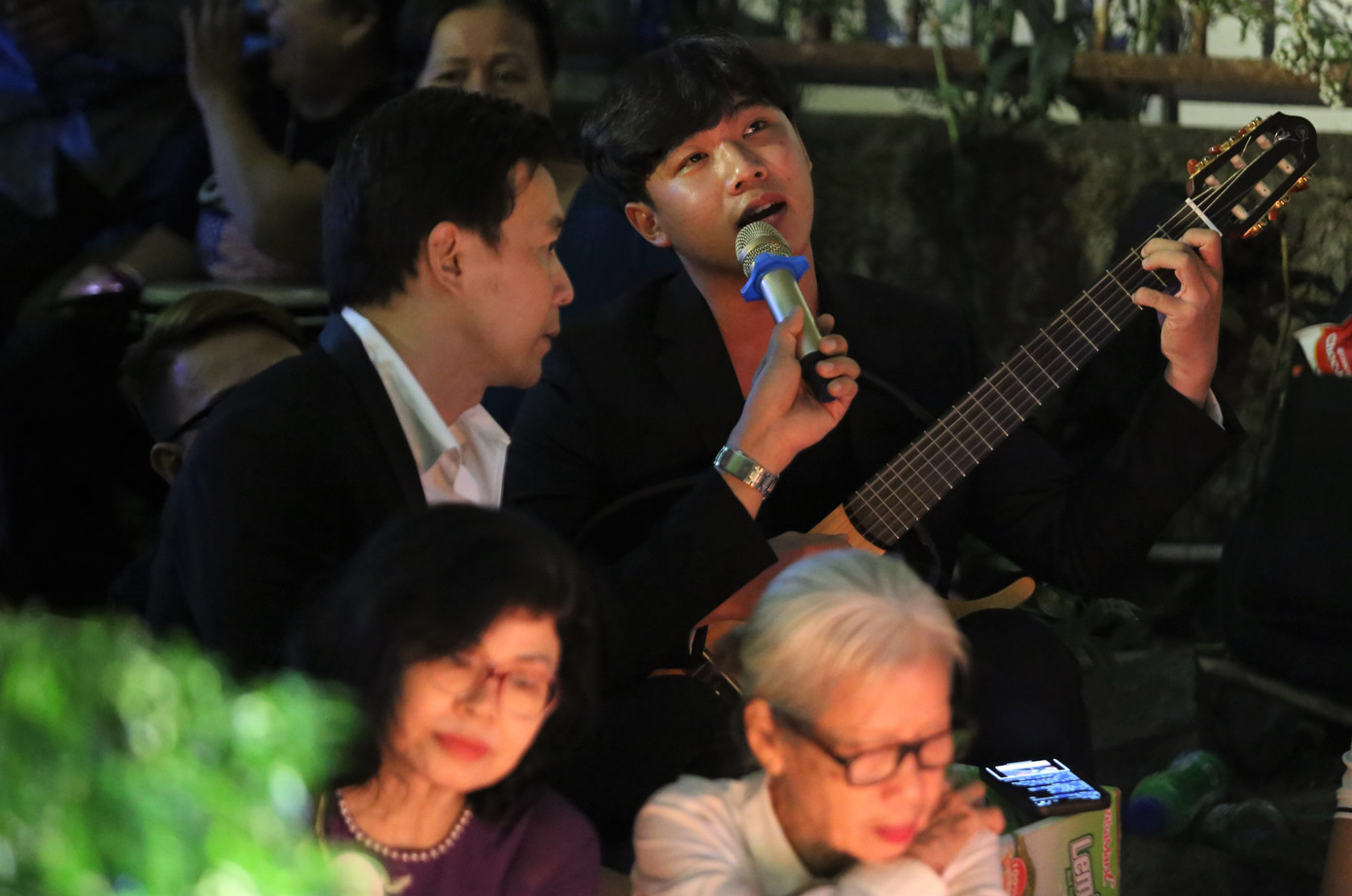 Lần đầu tiên tham gia đêm nhạc bên mộ Trịnh Công Sơn, chàng trai 18 tuổi Đình Thụy (quê Cà Mau) cho biết bạn vừa lên Sài Gòn để đi học và đi làm. Thụy chia sẻ đáng lẽ năm ngoái đã có dịp tham gia, nhưng có việc khác nên đành gác lại dự định. "Đến đây, em thấy mọi người rất vui vẻ, đồng điệu với nhau, cùng hoài niệm về người nhạc sĩ tài hoa. Bản thân em khi hát ca khúc "Đường xa vạn dặm" cũng rất thổn thức trong lòng", Đình Thụy bộc bạch với Tiền Phong lúc 1h khuya khi vừa trình bày xong ca khúc và xin phép các cô chú đi về để chuẩn bị cho buổi thi nghệ thuật tại một trường đại học ngay sáng hôm sau.