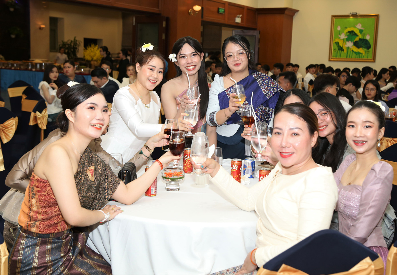 Các nữ sinh duyên dáng trong bộ trang phục truyền thống của dân tộc mình.