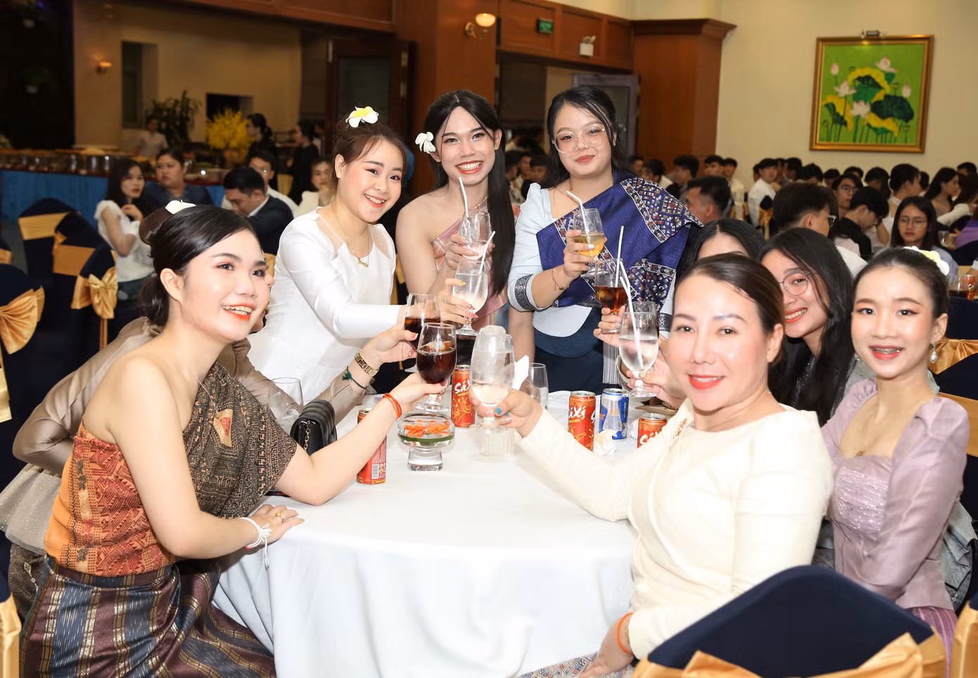 Các nữ sinh duyên dáng trong bộ trang phục truyền thống của dân tộc mình.