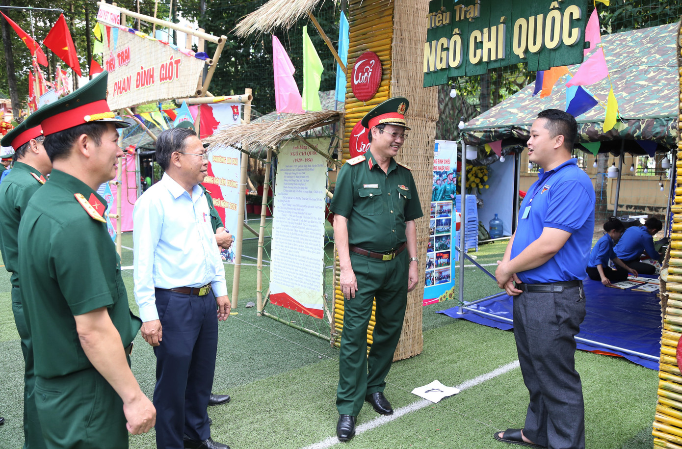 Trong ngày 7/2, tại khắp các quận huyện, thành phố Thủ Đức đã đồng loạt diễn ra hội trại tòng quân với mục đích tạo sân chơi gắn kết, sẻ chia và để lại những kỷ niệm ấm áp đối với các nam nữ thanh niên trước ngày lên đường nhập ngũ. Trong ảnh, lãnh đạo Bộ Tư lệnh TPHCM thăm hỏi, trao đổi với các bạn thanh niên tại hội trại tòng quân của thành phố Thủ Đức.