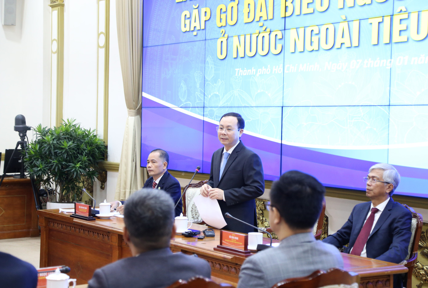 Ông Nguyễn Văn Hiếu trao đổi tại buổi gặp gỡ.