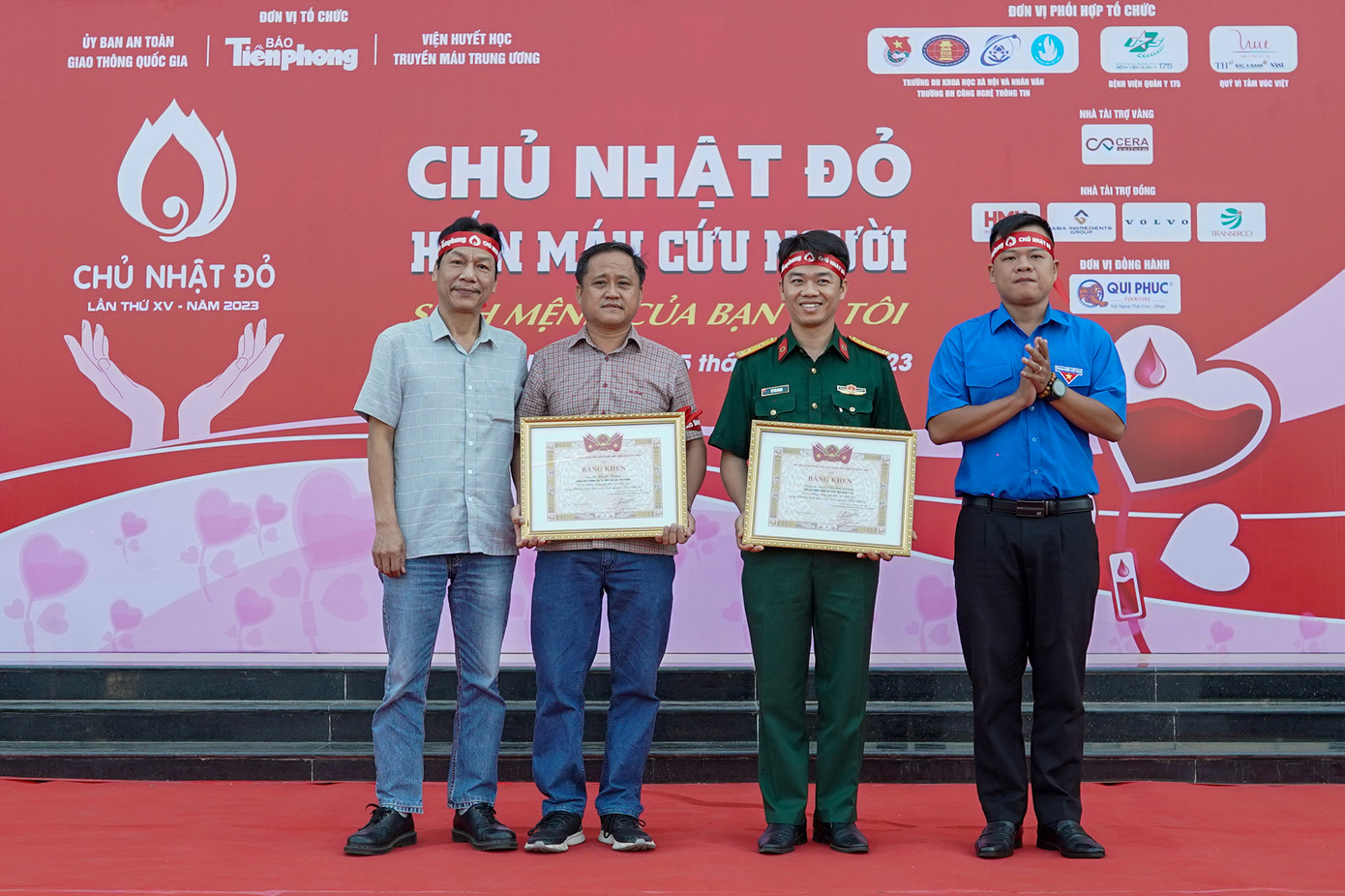 Nhà báo Lê Minh Toản và anh Nguyễn Hải Nam trao Bằng khen của Trung ương Đoàn TNCS Hồ Chí Minh cho nhà báo Lê Mạnh Thắng (Báo Tiền Phong) và bác sĩ Vũ Sơn Giang sau những đóng góp tích cực cho chương trình. Ảnh: Phạm Nguyễn