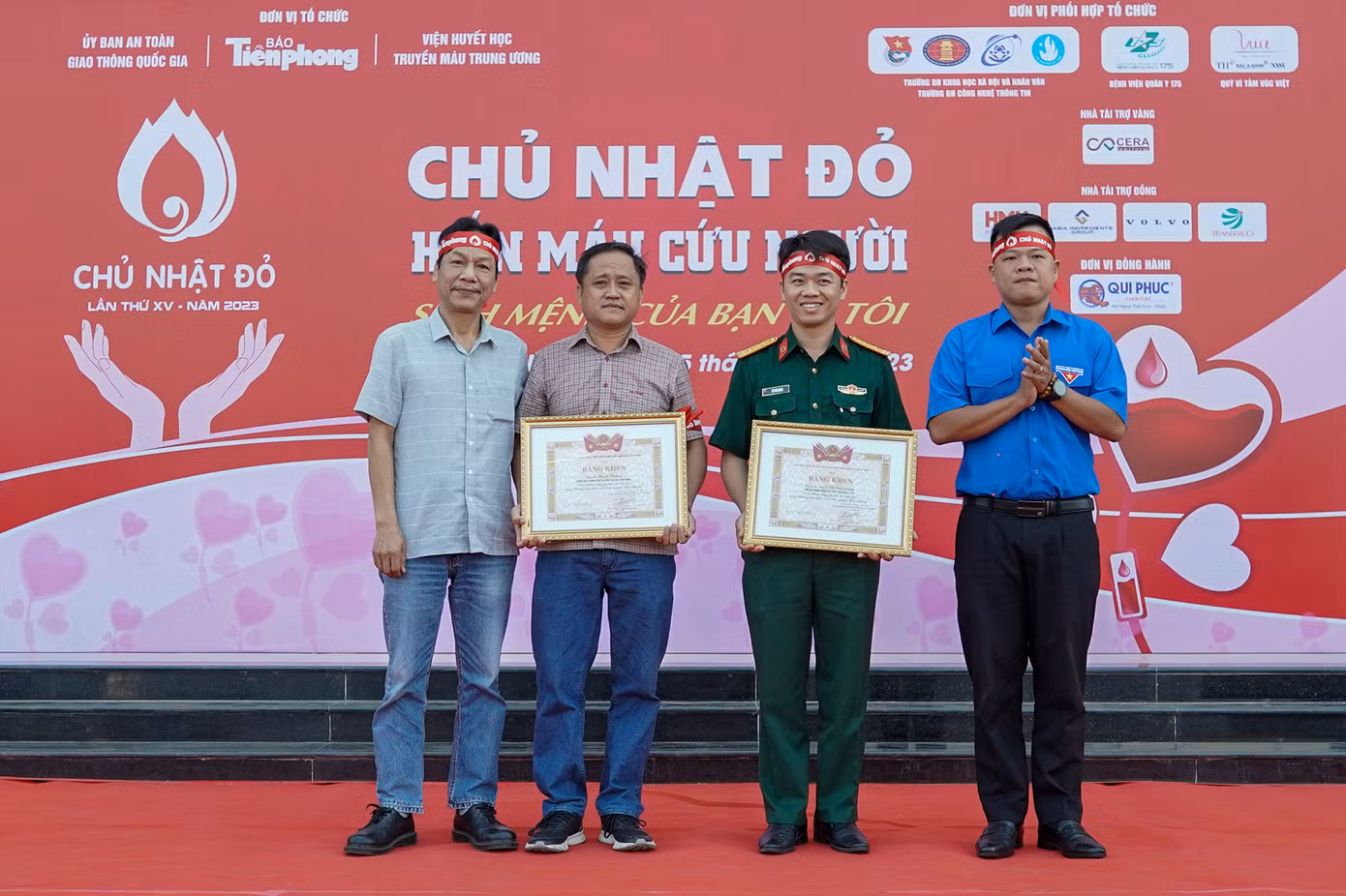 Nhà báo Lê Minh Toản và anh Nguyễn Hải Nam trao Bằng khen của Trung ương Đoàn TNCS Hồ Chí Minh cho nhà báo Lê Mạnh Thắng (Báo Tiền Phong) và bác sĩ Vũ Sơn Giang sau những đóng góp tích cực cho chương trình. Ảnh: Phạm Nguyễn