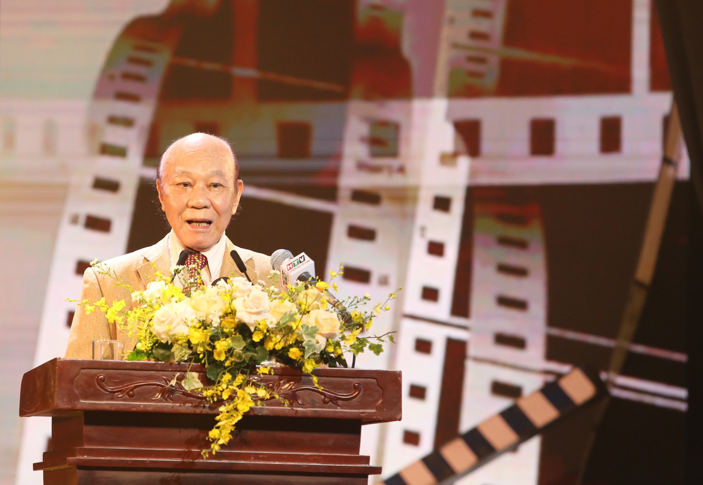 PGS.TS Trần Luân Kim trao đổi tại buổi lễ.