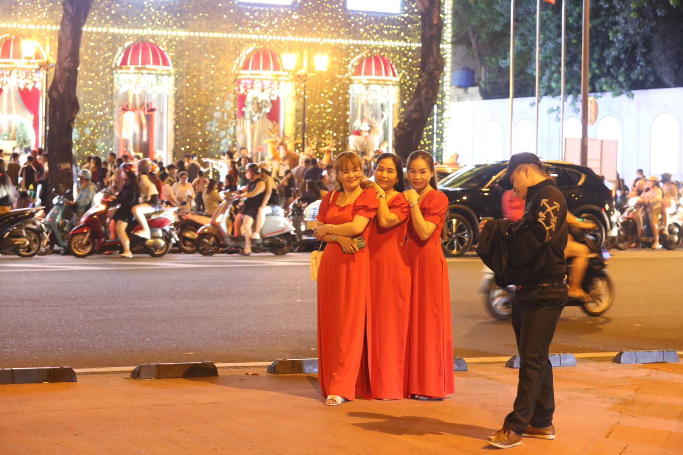 Nhóm bạn lên đồ ton-sur-ton đậm chất Giáng sinh chụp ảnh lưu niệm cùng nhau. Nhóm bạn lên đồ ton-sur-ton đậm chất Giáng sinh chụp ảnh lưu niệm cùng nhau.