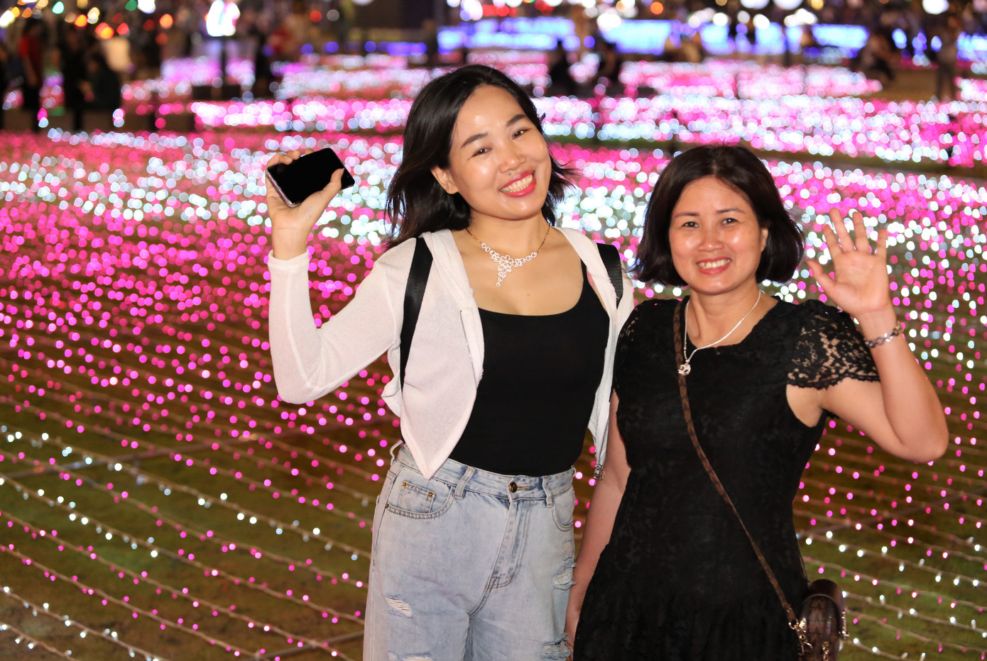 Hào hứng chụp nhiều bức ảnh cùng chị gái, chị Lâm Thị Minh (ngụ quận 7) bày tỏ: "Kiểu trang trí này lạ mắt, hấp dẫn với nhiều màu trông như thảm hoa khoe sắc".