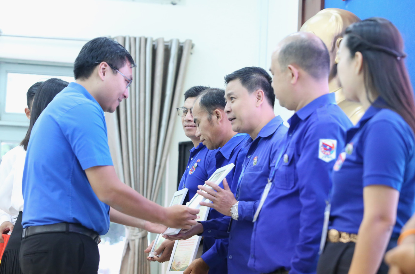 Lãnh đạo Thành Đoàn TPHCM trao giấy chứng nhận hoàn thành chương trình cho các cán bộ Đoàn nước bạn Lào.