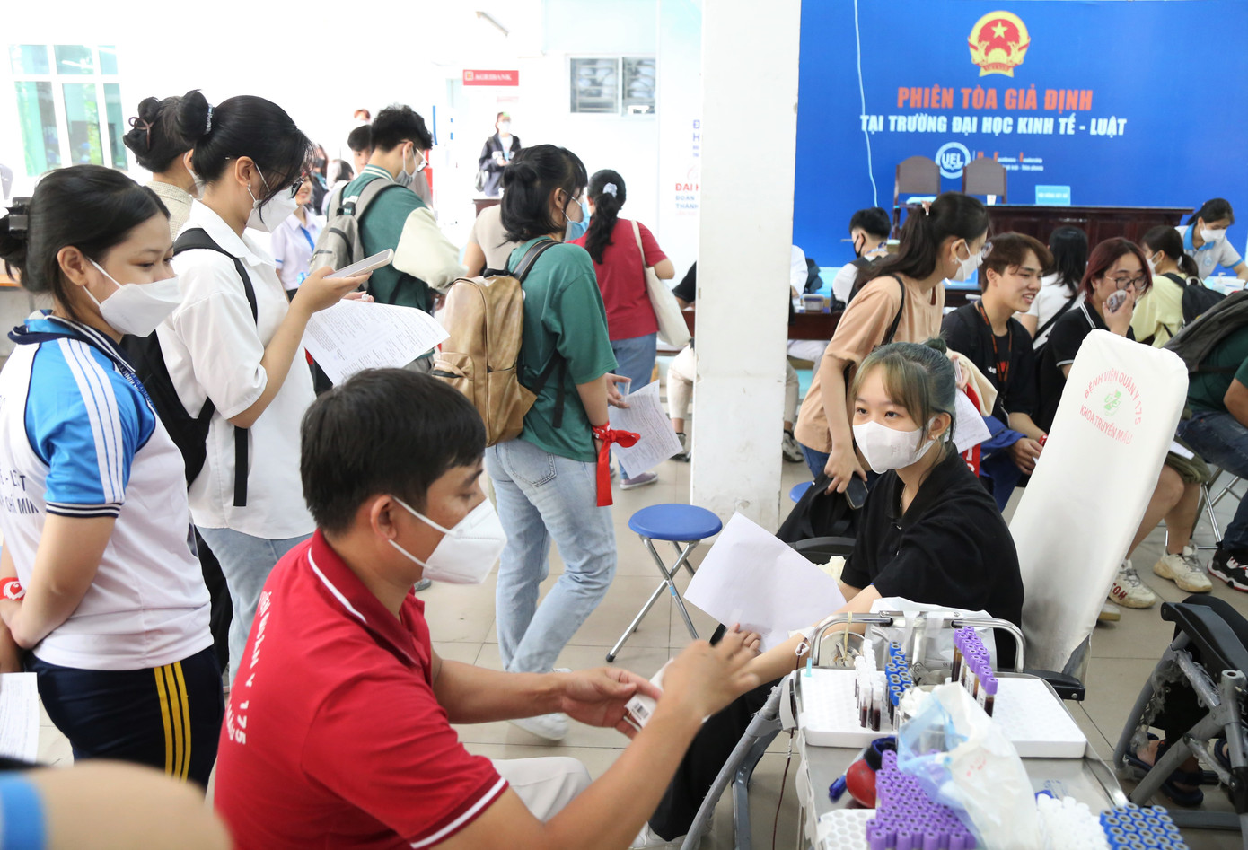 Tuổi trẻ Kinh tế - Luật chung sức tại ngày hội Chủ nhật Đỏ.