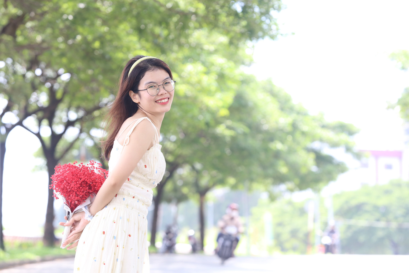 Sau khi chụp thoải mái với xe hoa, hai bạn cũng tranh thủ chụp ảnh cùng không gian thanh mát, trong lành ở Khu đô thị Đại học Quốc gia TPHCM - nơi giáp ranh giữa thành phố Dĩ An (Bình Dương) với thành phố Thủ Đức (TPHCM).