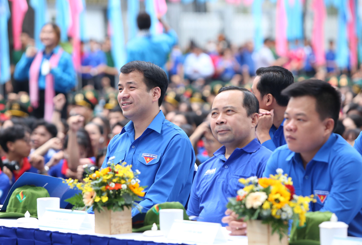 Bí thư T.Ư Đoàn Ngô Văn Cương (thứ nhất từ trái qua) dự lễ ra quân các chương trình, chiến dịch tình nguyện hè của tuổi trẻ TPHCM. Ảnh: Ngô Tùng