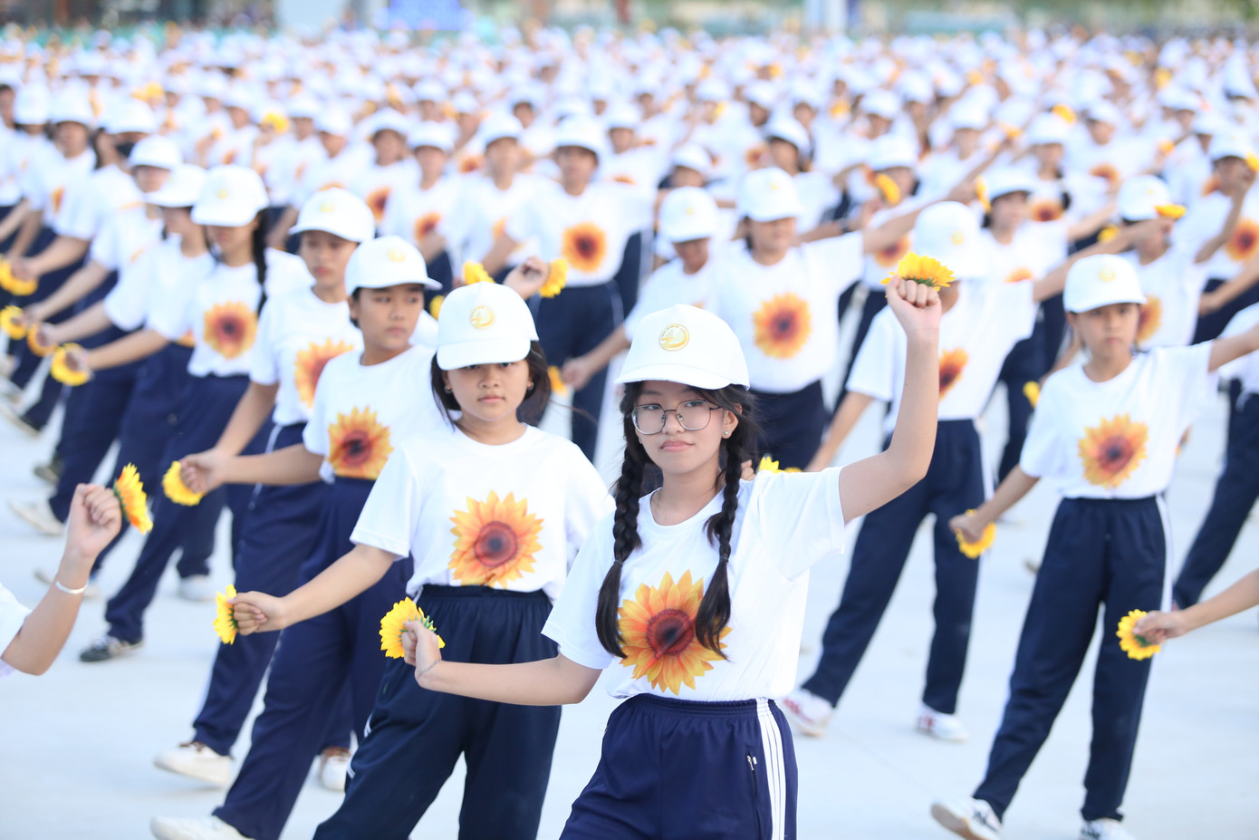 Khoảng 3.000 em học sinh trên địa bàn Thủ Đức thực hiện màn đồng diễn flashmob chào mừng sự kiện khánh thành công viên.