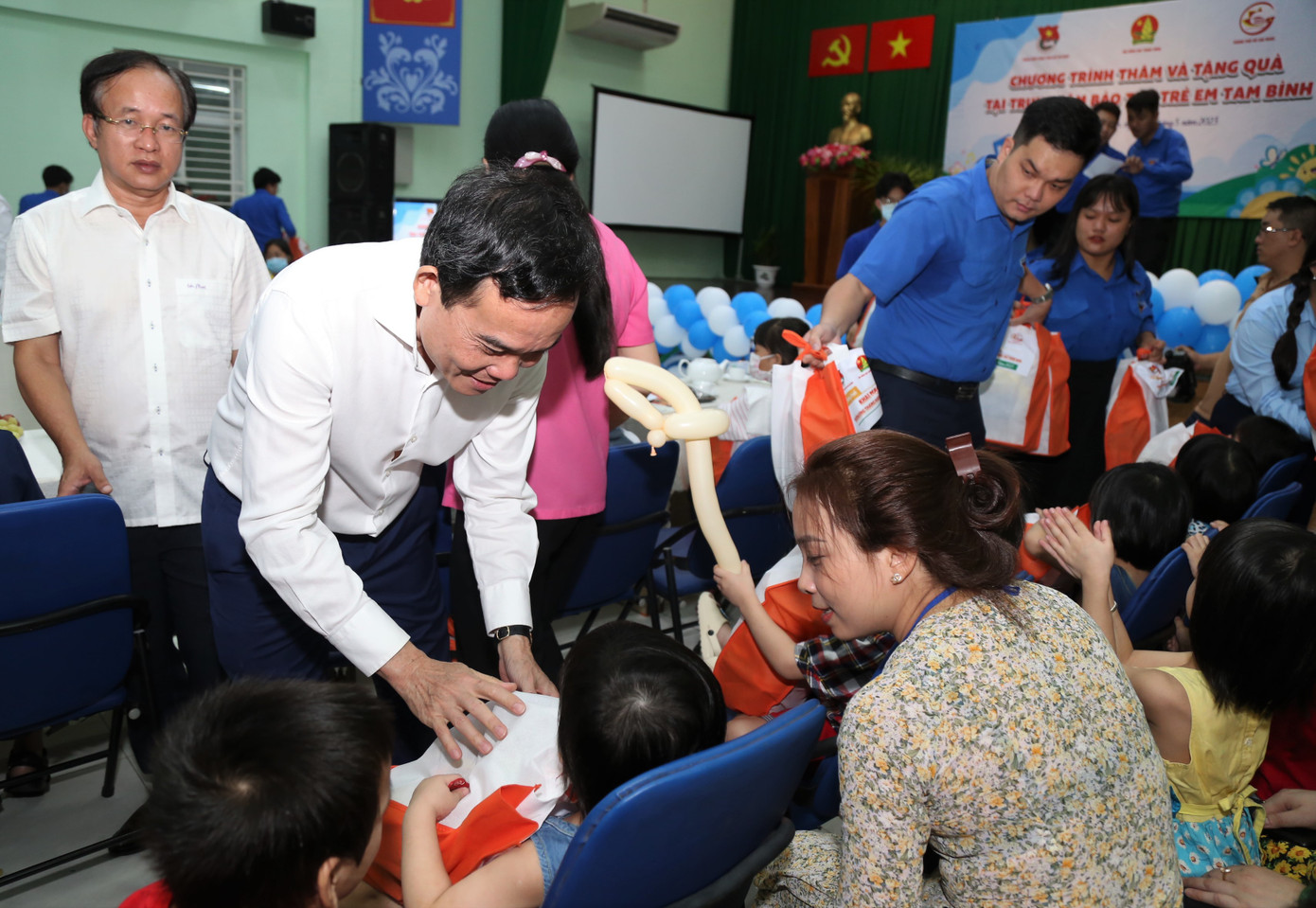 Phó Thủ tướng Trần Lưu Quang trực tiếp trao quà cho các em.